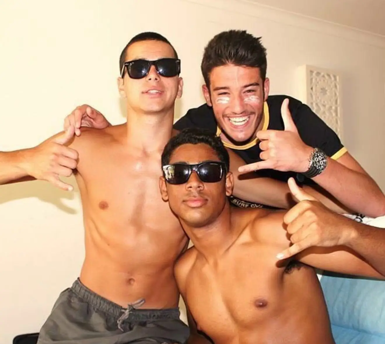 David Sualehe (em baixo) com os amigos Diogo Gomes e Ricardo Oliveira