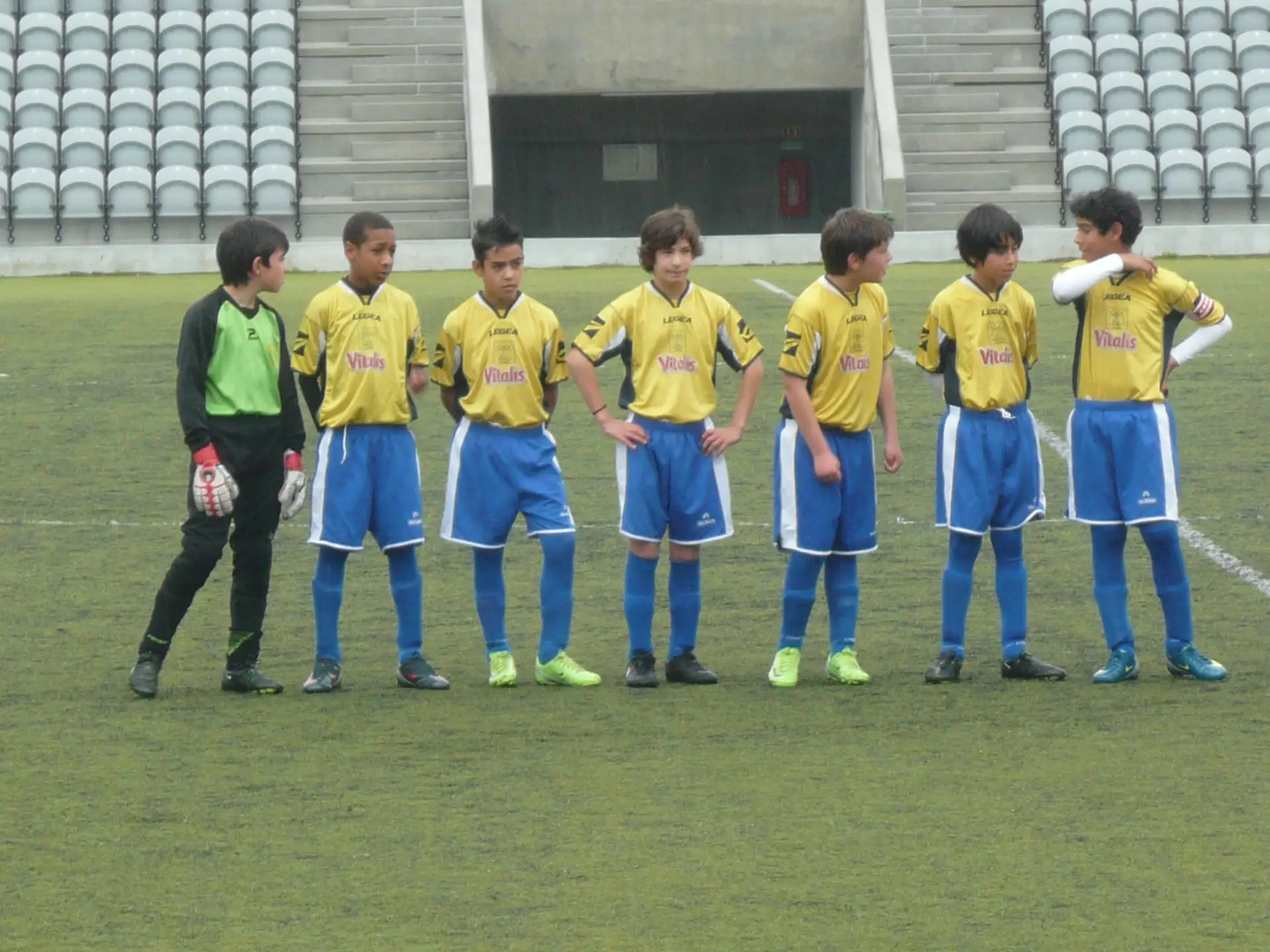 David Sualehe (1º à direita) começou a jogar futebol no CAC da Pontinha