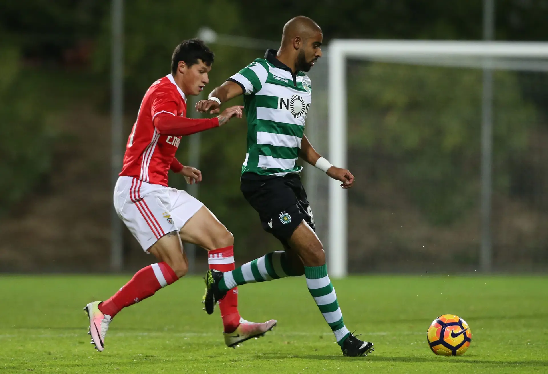 Alan Benitez do Benfica B tenta roubar a bola a David Sualehe da equipa B do Sporting, em 2016 