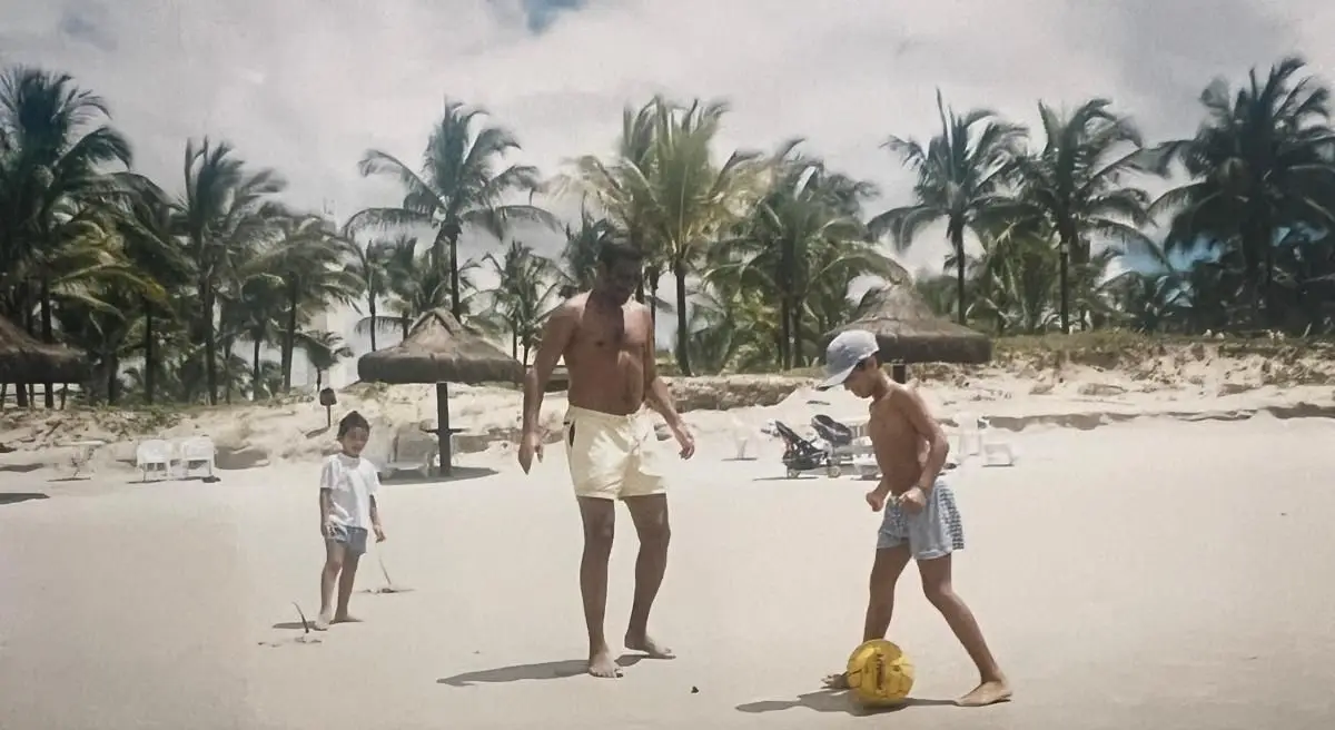 David a jogar à bola com o pai Afzal e o irmão Nuno ao fundo