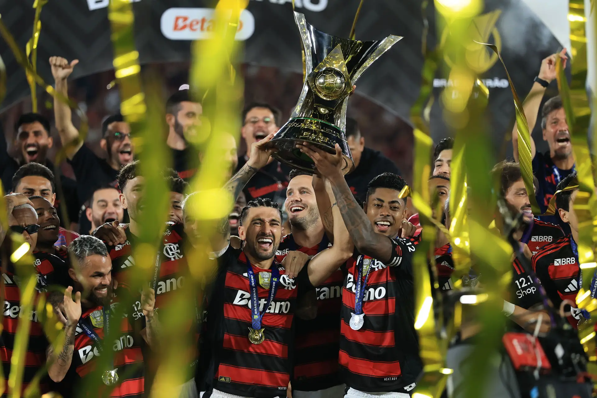 Os jogadores do Flamengo levantam o troféu de campeões do Brasileirão no Maracanã