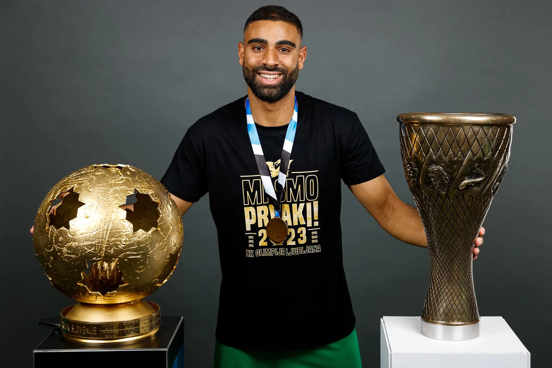 David com a taça da Eslovénia e a taça do título, em 2023