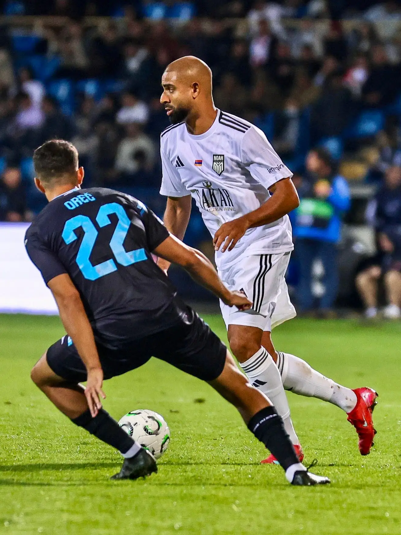 O lateral em jogo pelo FC Noah