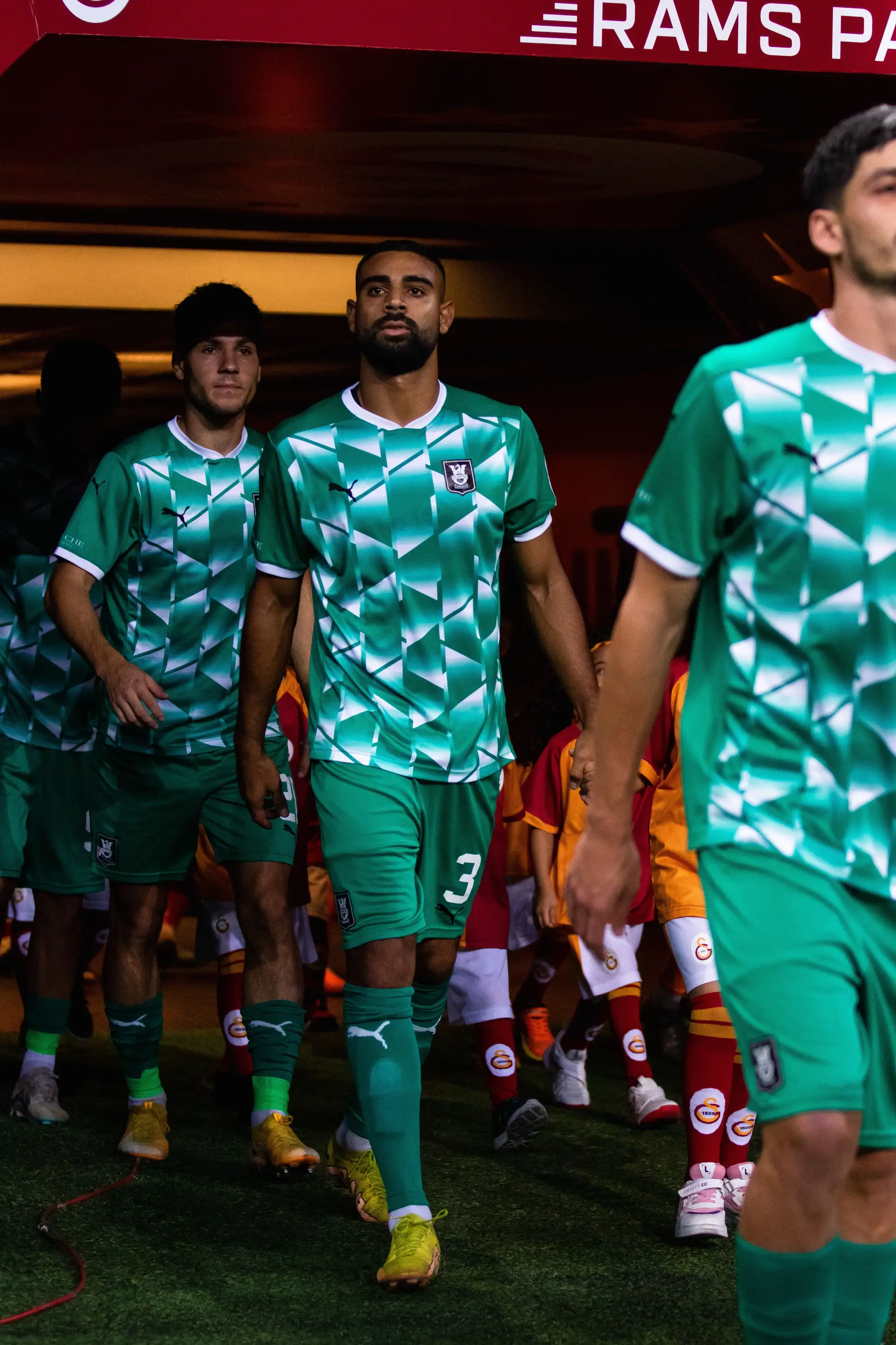 Na época 2022/23, David (no centro) assinou pelo Olimpija Ljubljana, da Eslovénia 