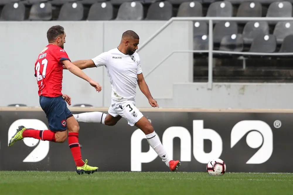 O lateral a preparar-se para chutar a bola em jogo da equipa B do Vitória