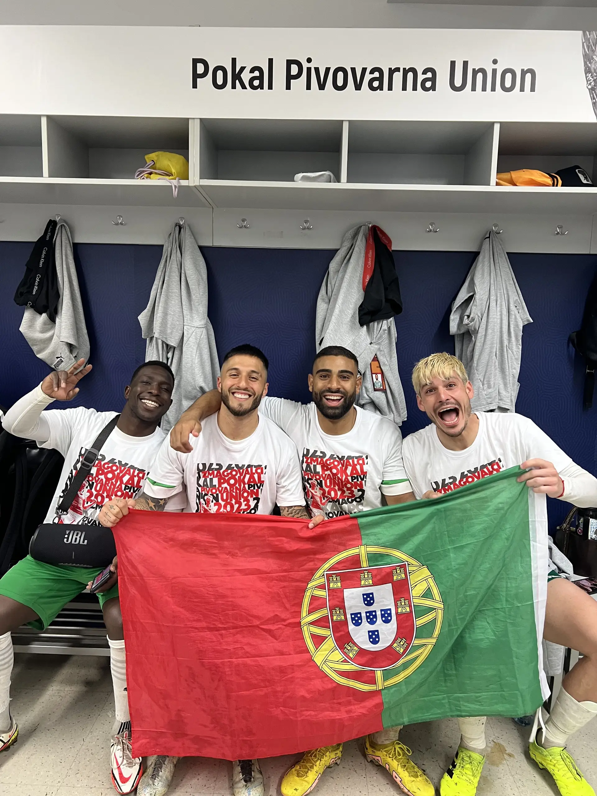 Aldair Djaló, Rui Pedro, David e o argentino Doffo, no balneário a festejar o título do Olimpija