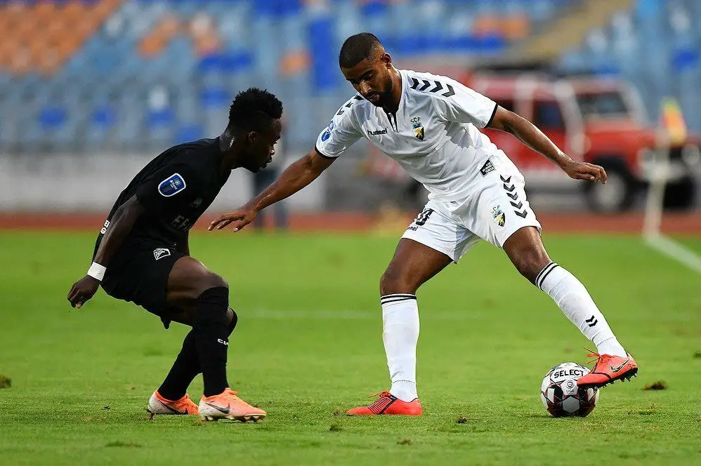 David Sualehe (à direita) em jogo pelo Farense