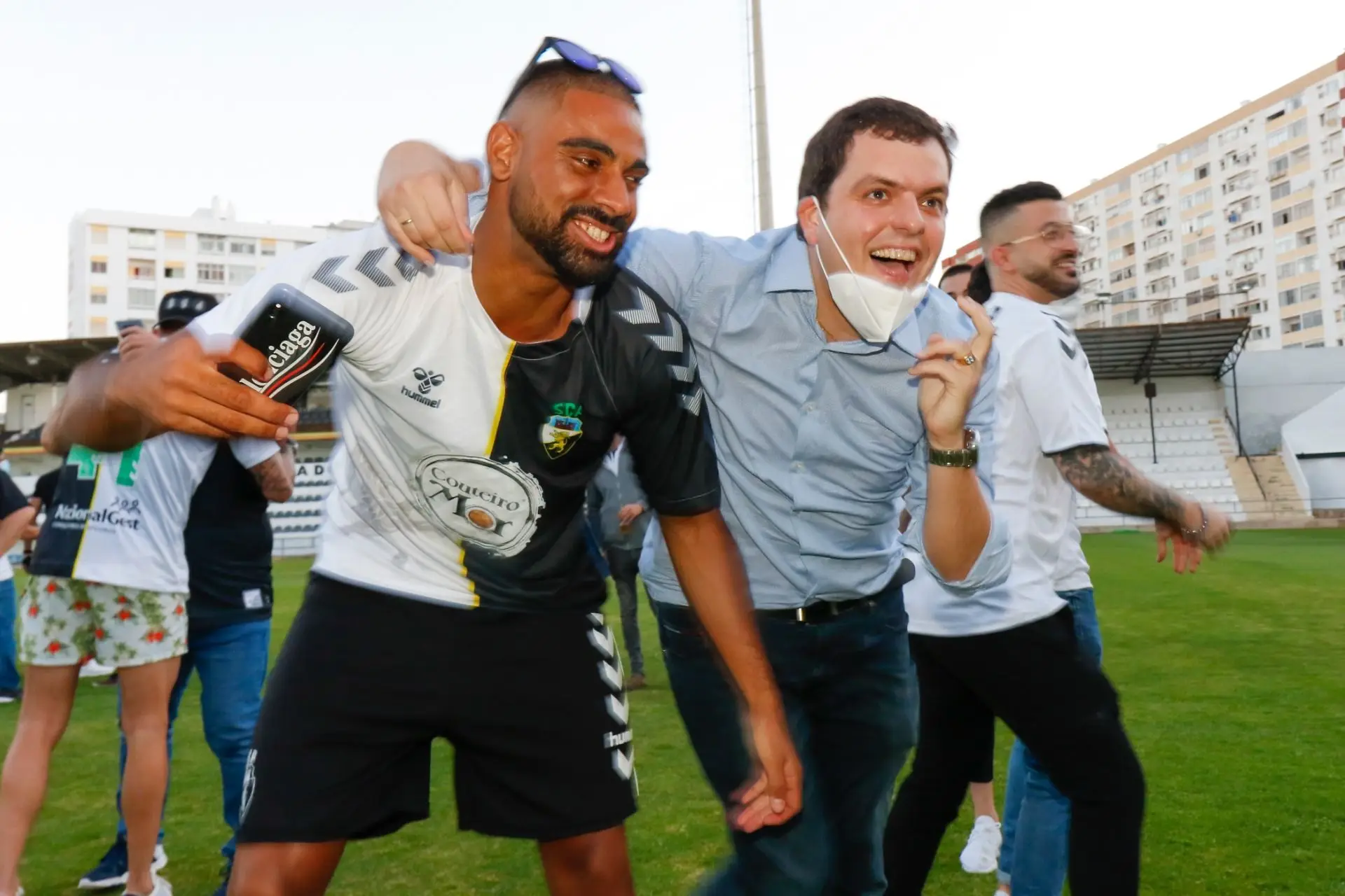 David com André Geraldes a festejar a subida do Farense à I Liga, em 2020