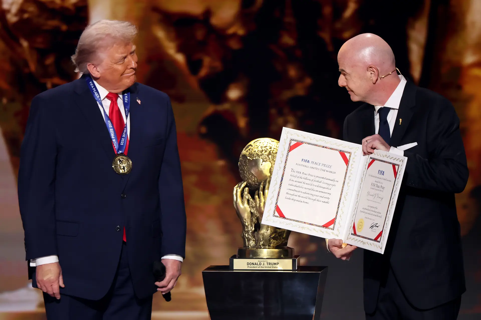 Donald Trump recebe o Prémio da Paz da FIFA de Gianni Infantino, o presidente da entidade, durante a cerimónia do sorteio do Mundial 2026
