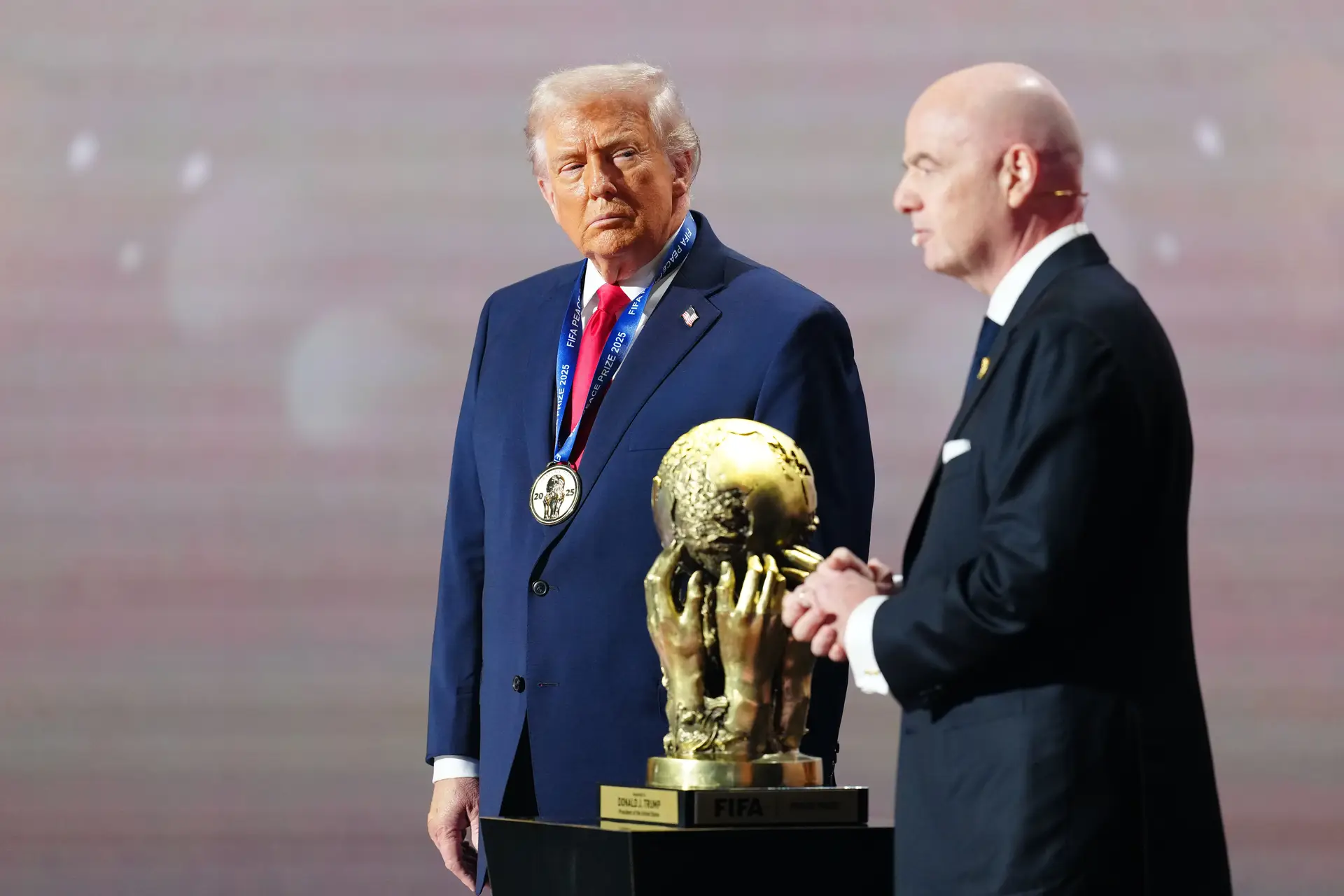 Donald Trump recebeu o Prémio da Paz da FIFA das mãos de Gianni Infantino durante o sorteio do Mundial 2026