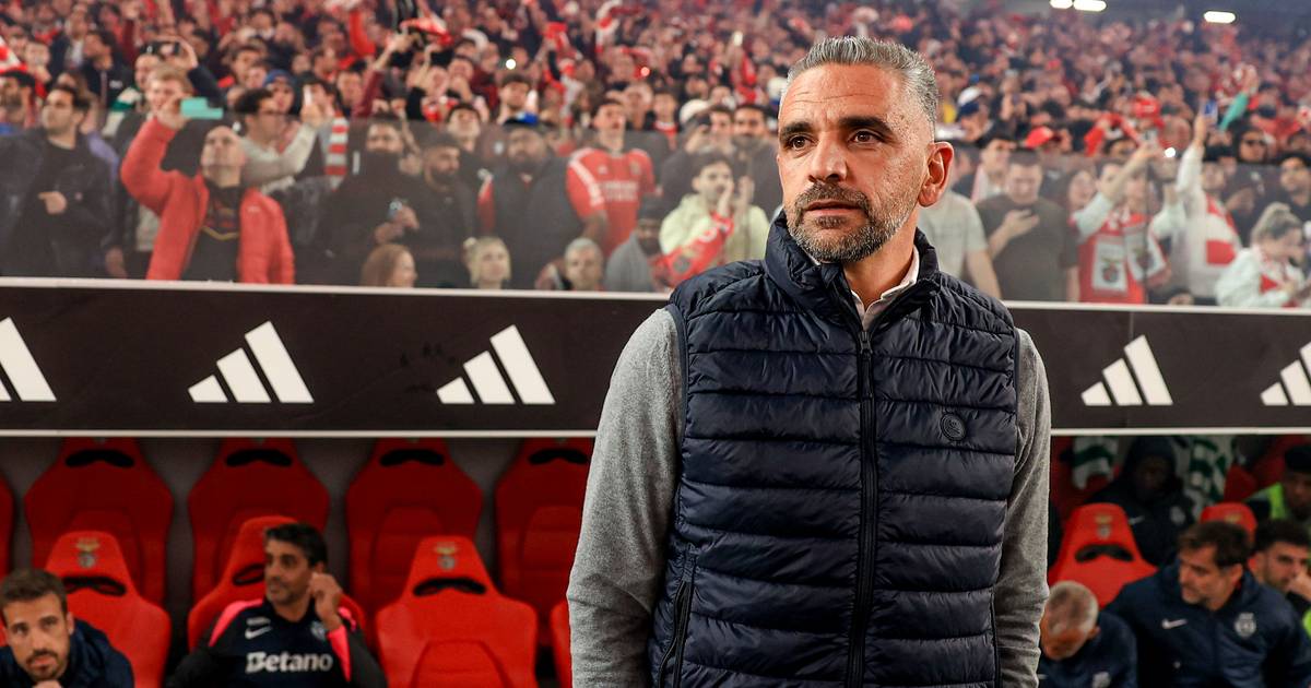 Rui Borges: “Fomos previsíveis, fomos perdendo passes e confiança e passando confiança para o Benfica”