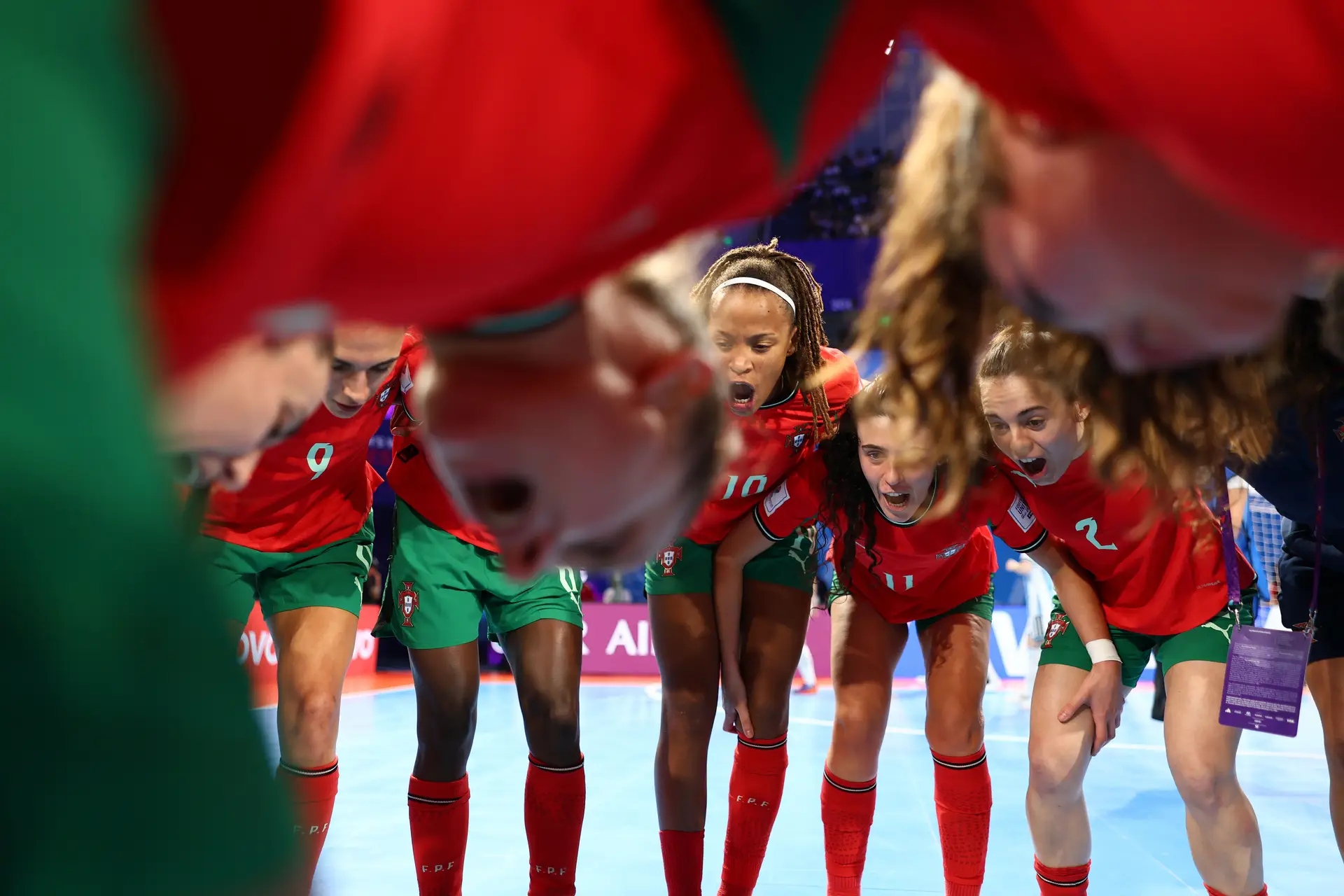 As jogadoras da seleção nacional festejam a passagem à final do Mundial de futsal após vencerem a Argentina, nas meias-finais