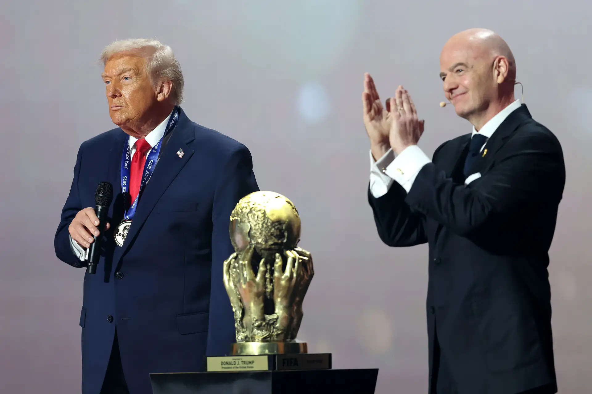 FIFA dá Prémio da Paz a Trump e expõe as suas contradições: quando o futebol decidiu ser político e quando fingiu que não era
