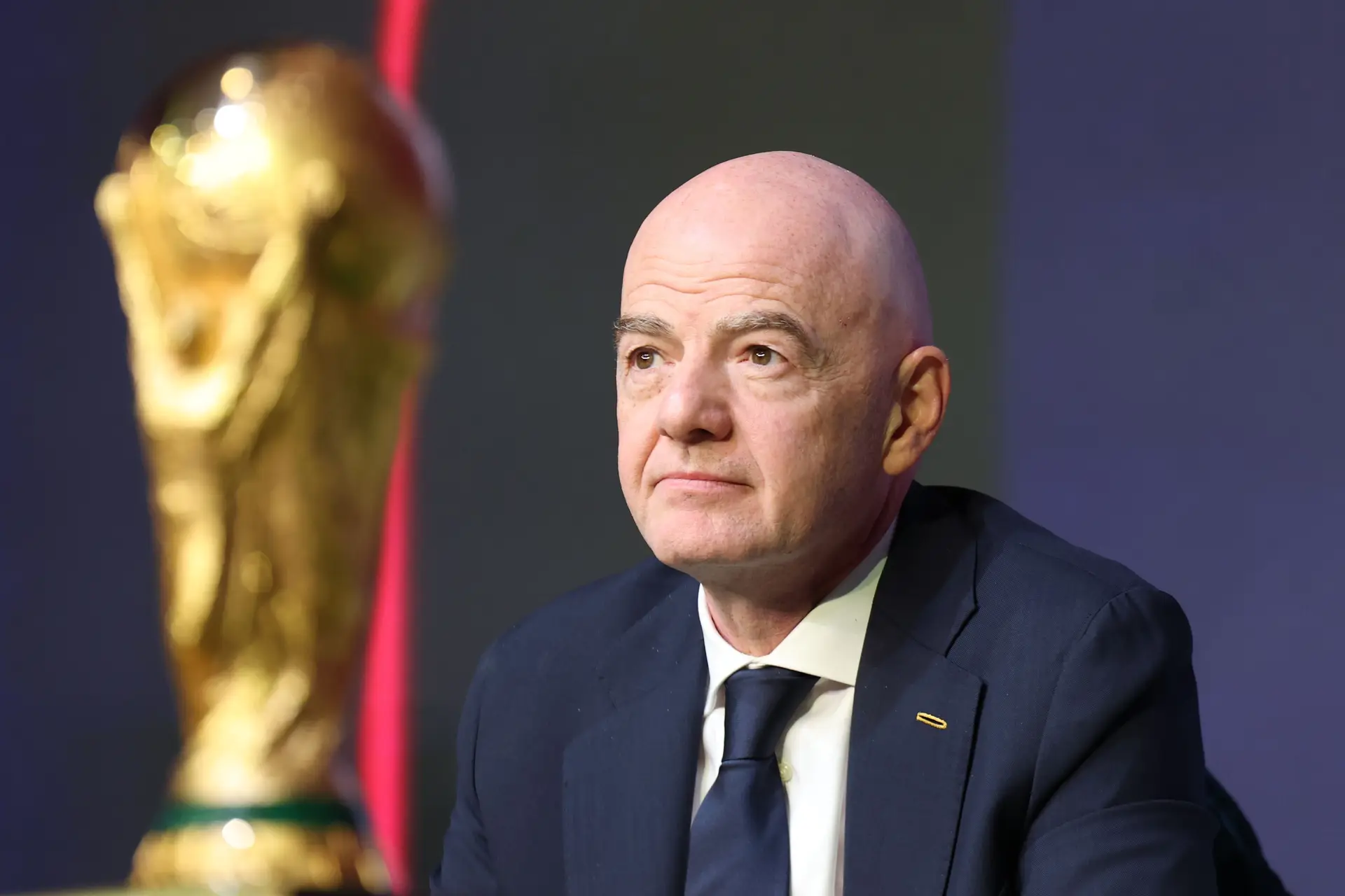 Gianni Infantino, presidente da FIFA, com o troféu do Mundial