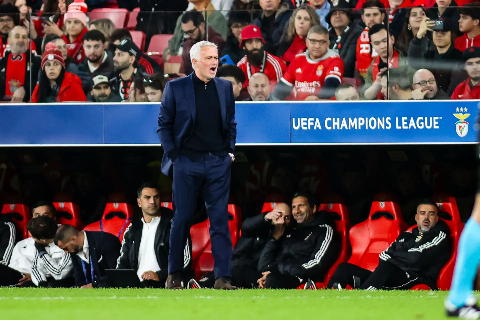 José Mourinho a corrigir os jogadores do Benfica na vitória por 2-0 contra o Nápoles