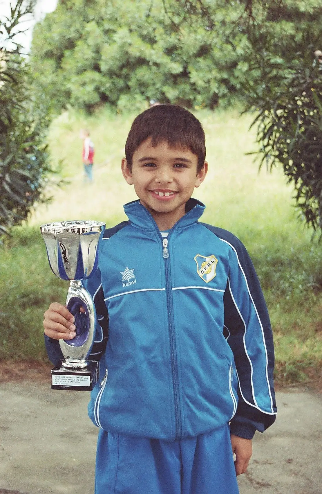 Com um troféu ganho pelo Santa Iria