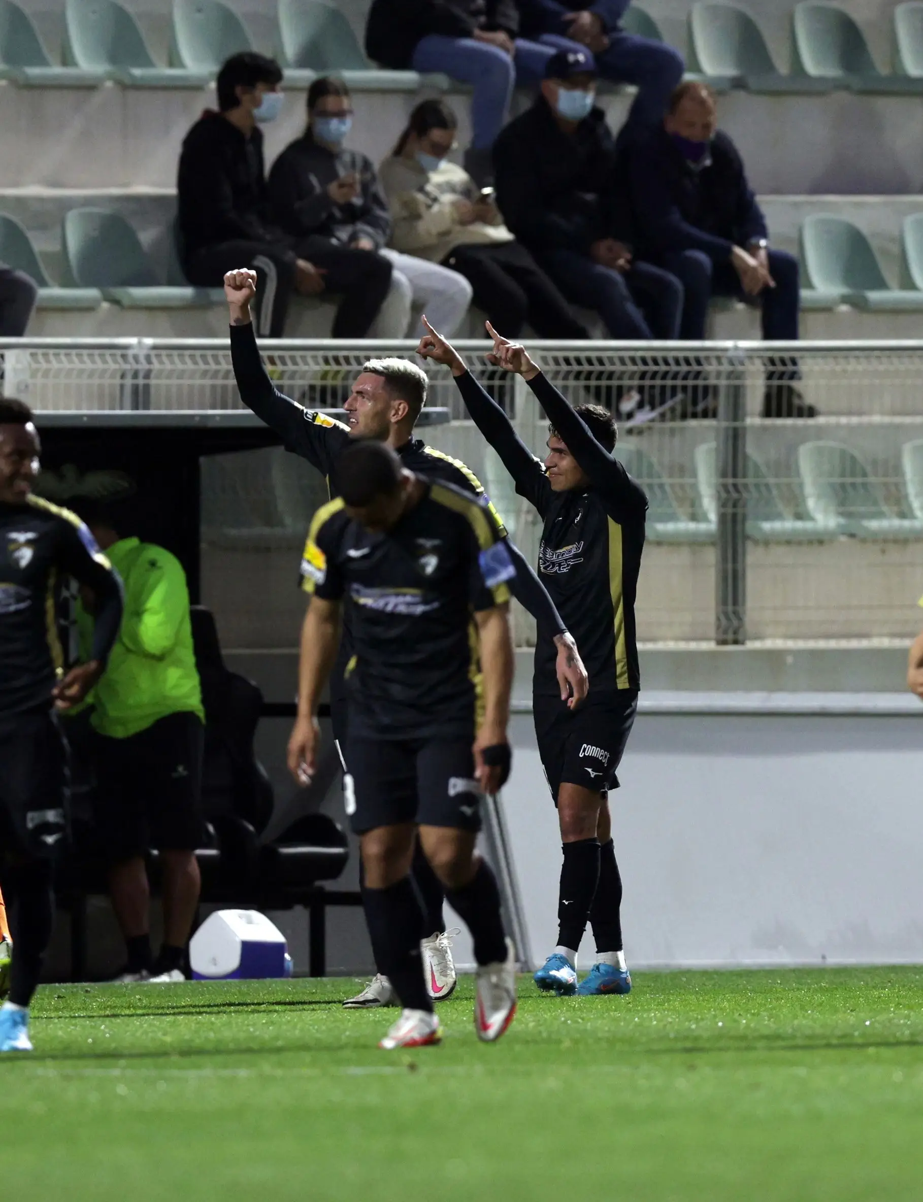 Ricardo, ao fundo, levanta os braços para a bancada onde estavam os pais, no festejo do primeiro golo que marcou pelo Portimonense