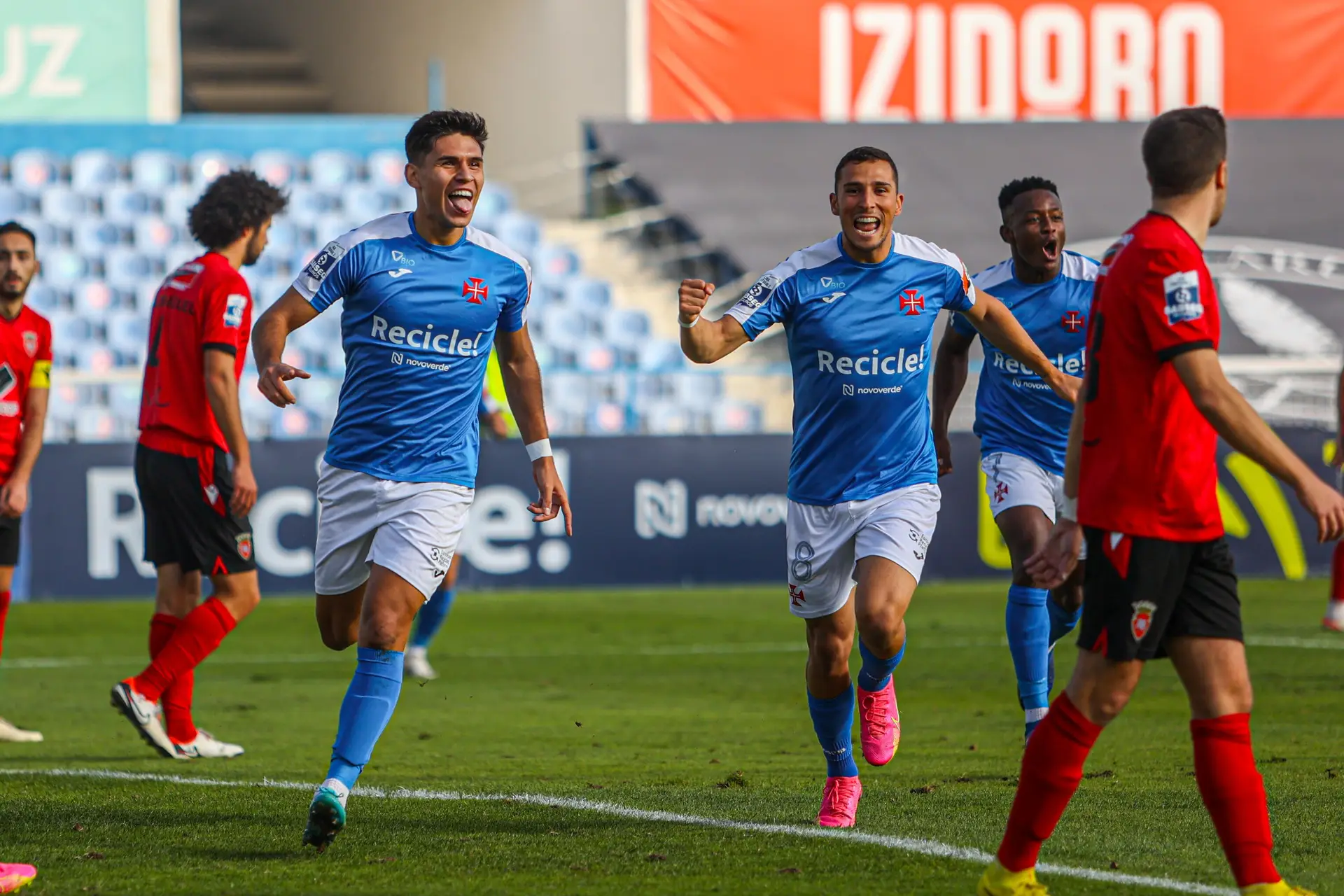 Em 2023/24, Ricardo (à esquerda) a festejar ao lado de Tiago Manso, é empresatdo ao Belenenses