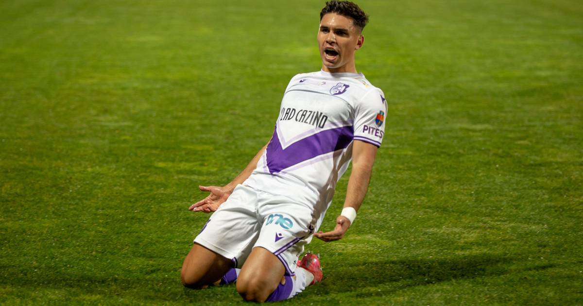 “No meu primeiro treino na Roménia, quando cheguei ao campo estava todo desnivelado e tinha lá dentro um cavalo a pastar” “No meu primeiro treino na Roménia, quando cheguei ao campo estava todo desnivelado e tinha lá dentro um cavalo a pastar”