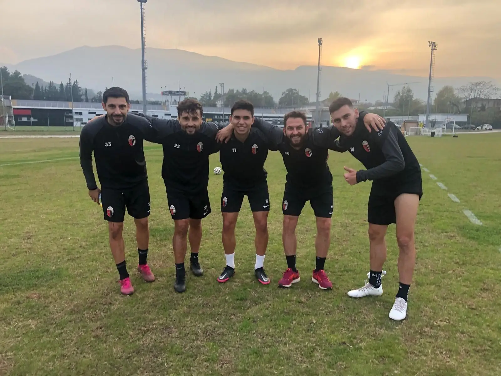 O avançado no meio de colegas do Ascoli