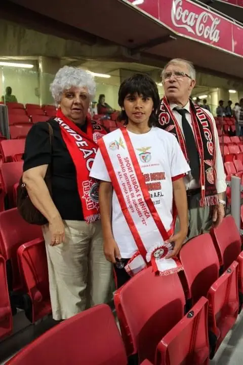 Com os avós e a faixa de campeão distrital de juniores de 2009/10, pelo Benfica