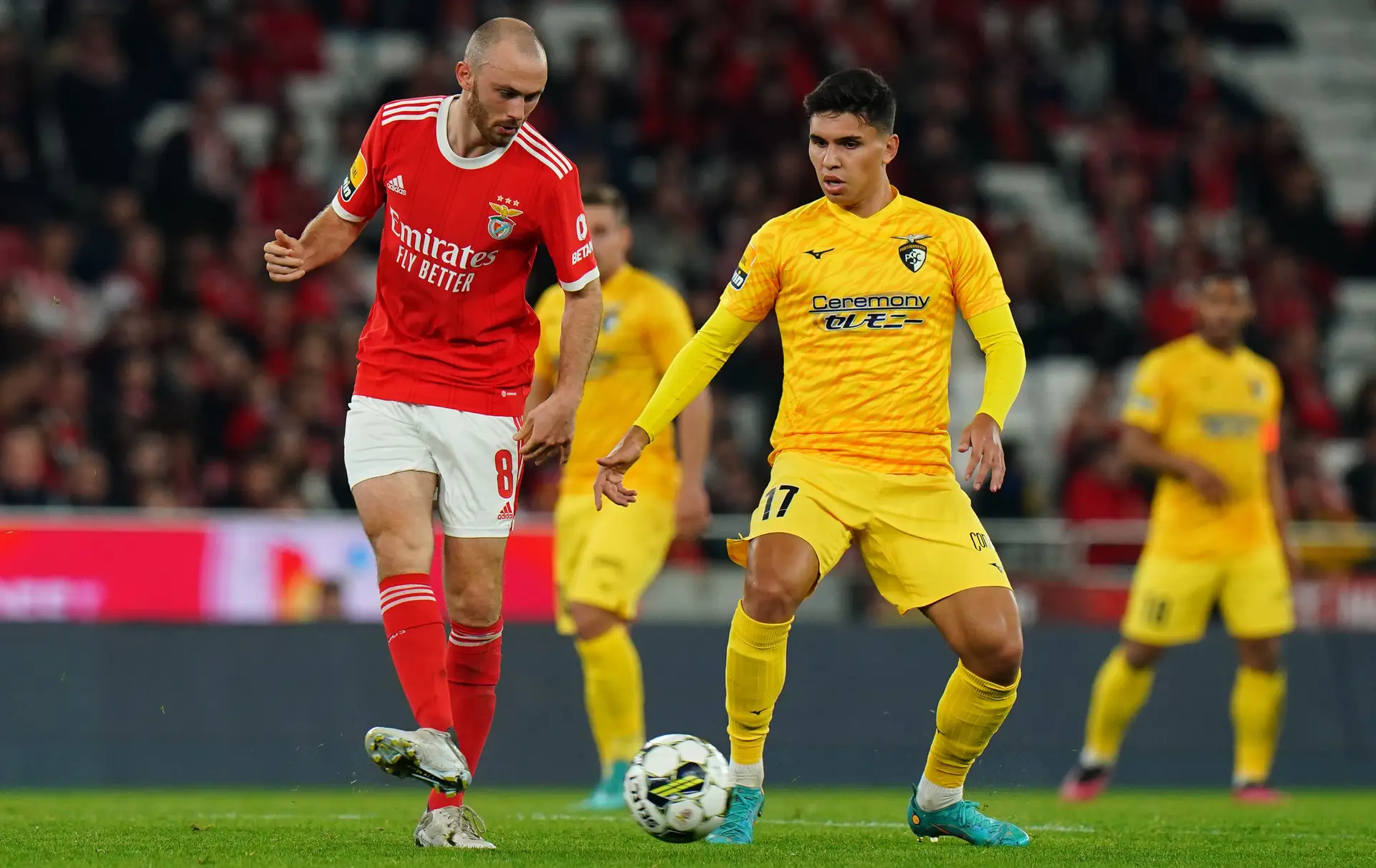 O avançado (à direita) com a camisola do Portimonense, em jogo contra o Benfica