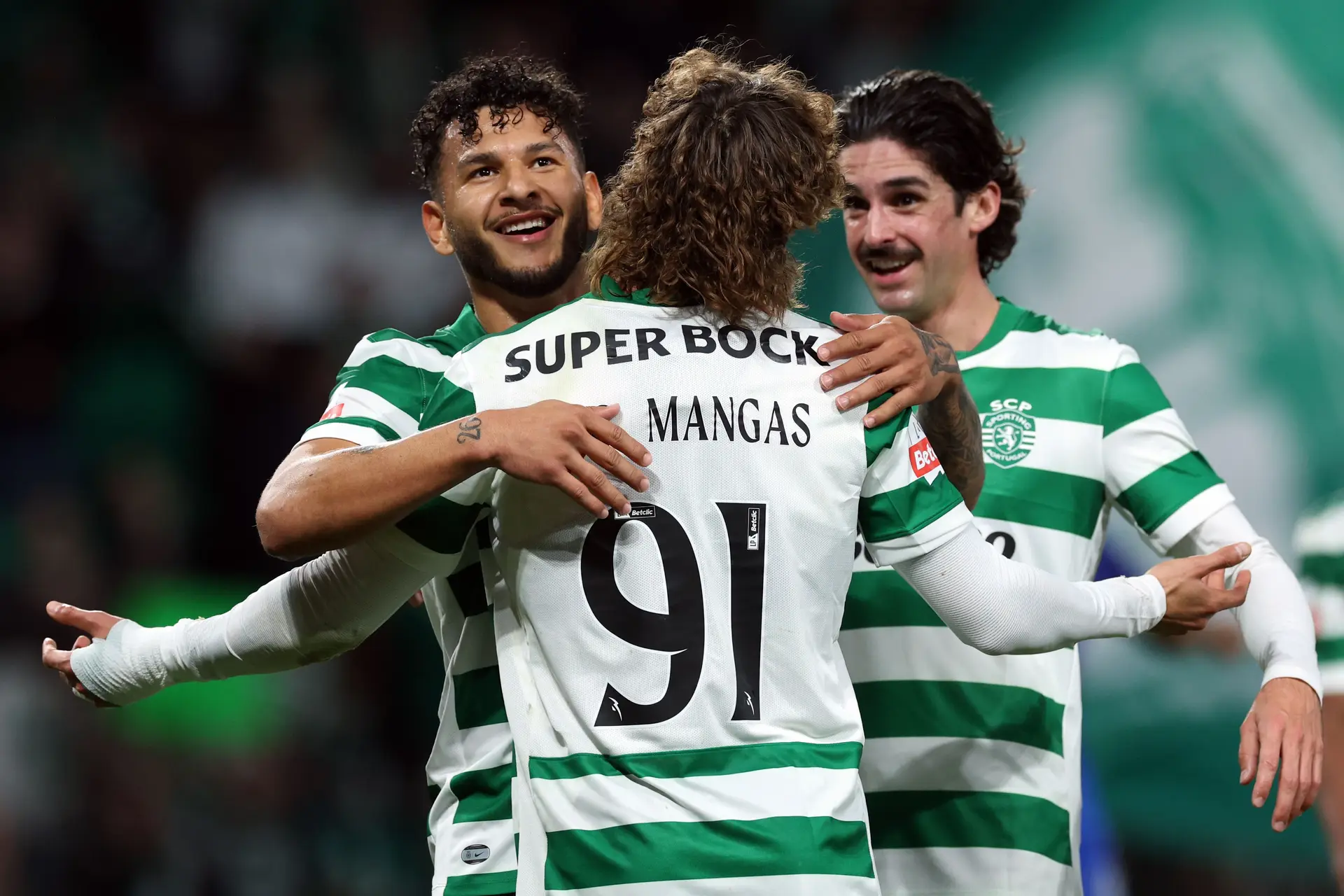 Luis Suárez marcou a festejar o primeiro dos dois golos que marcou ao AFS