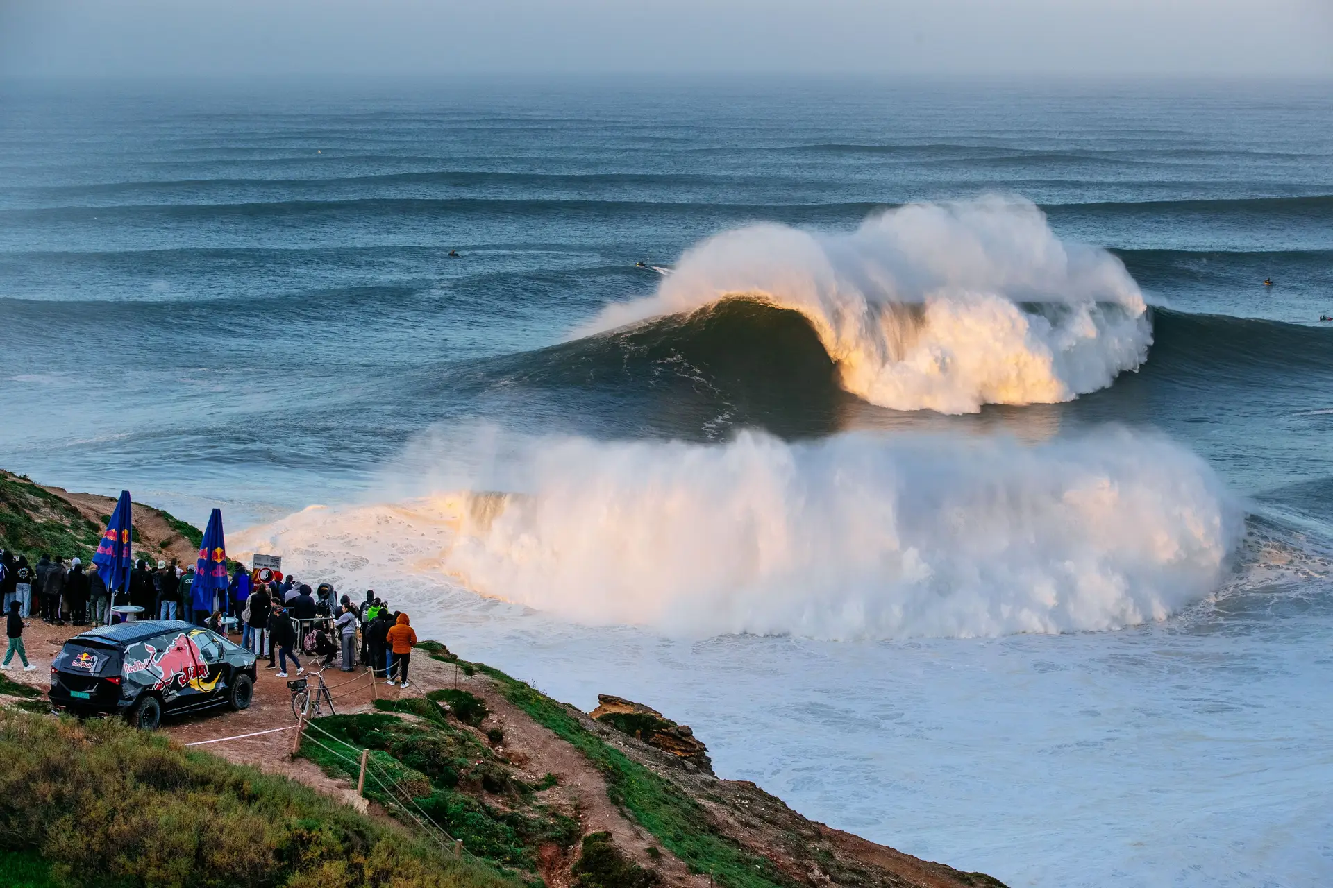 Uma onda gigante a quebrar cedo na manhã de sábado, 13 de dezembro, dia do segundo Tudor Nazaré Big Wave Challenge de 2025