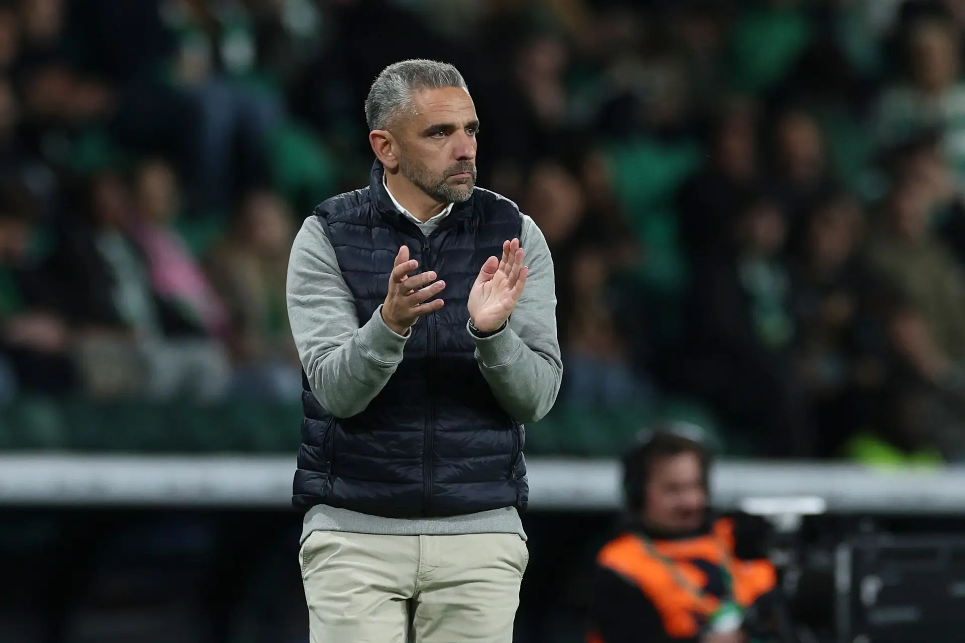 Rui Borges a aplaudir a equipa durante o Sporting-AFS