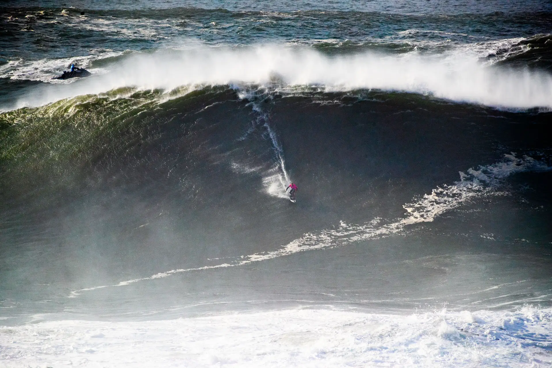 Nicolau Von Rupp a descer por uma onda gigante da Nazaré