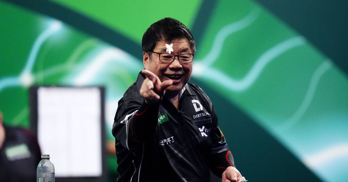 Paul Lim é avô, vem do tempo em que se pedia silêncio nos dardos e, aos 71 anos, tornou-se o mais velho a ganhar um jogo no Mundial