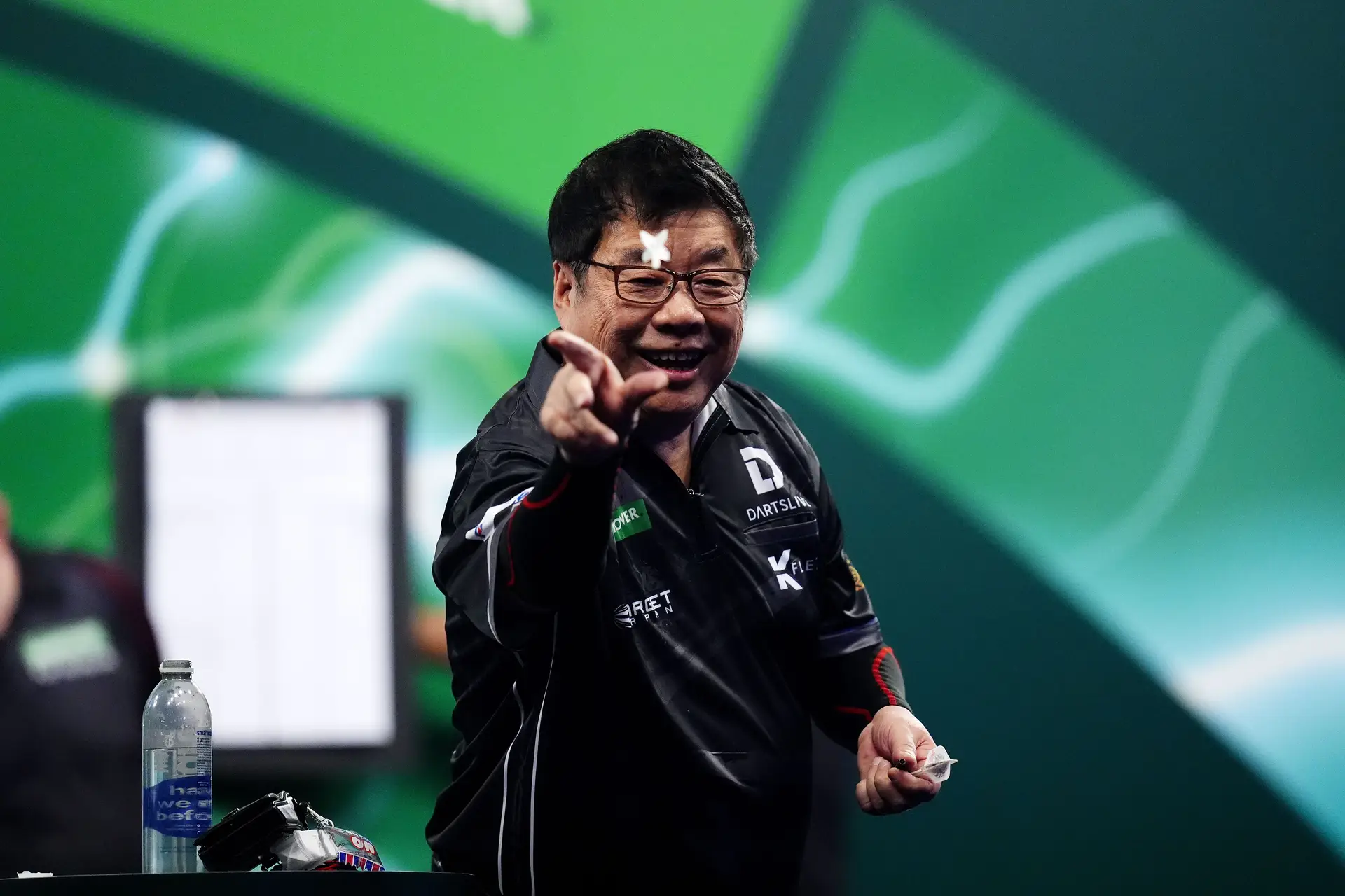 Paul Lim, de 71 anos, a lançar um dardo no Mundial de 2025, pouco após se tornar o mais velho jogador da história a vencer uma partida na prova