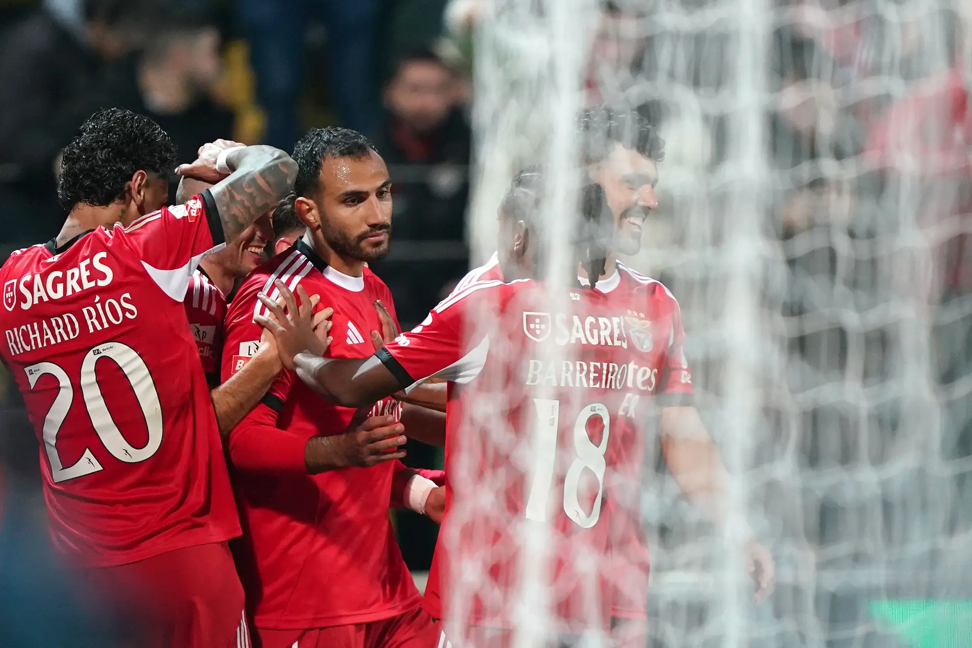 Os jogadores do Benfica a festejarem um dos golos de Pavlidis
