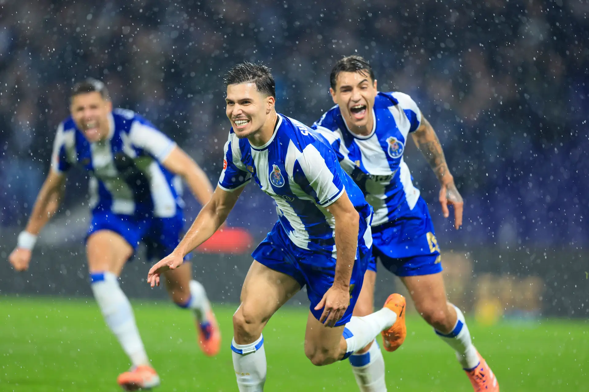 Francisco Moura festeja o terceiro golos dos dragões