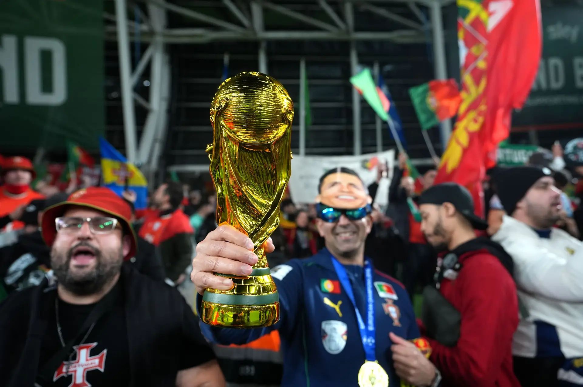Adeptos portugueses no Aviva Stadium, em Dublin, quando Portugal jogou frente à Irlanda na qualificação para o Mundial 2026