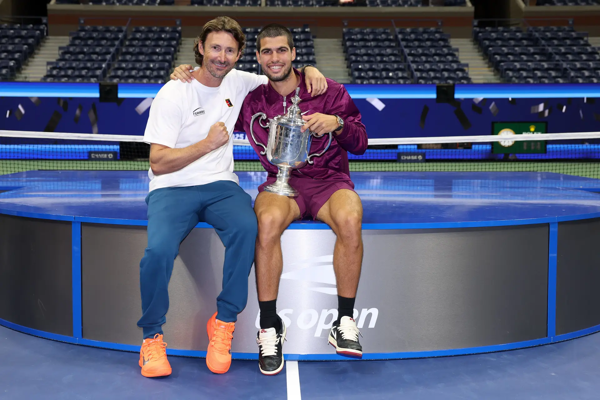 Carlos Alcaraz e Juan Carlos Ferrero festejam a conquista do US Open 2025