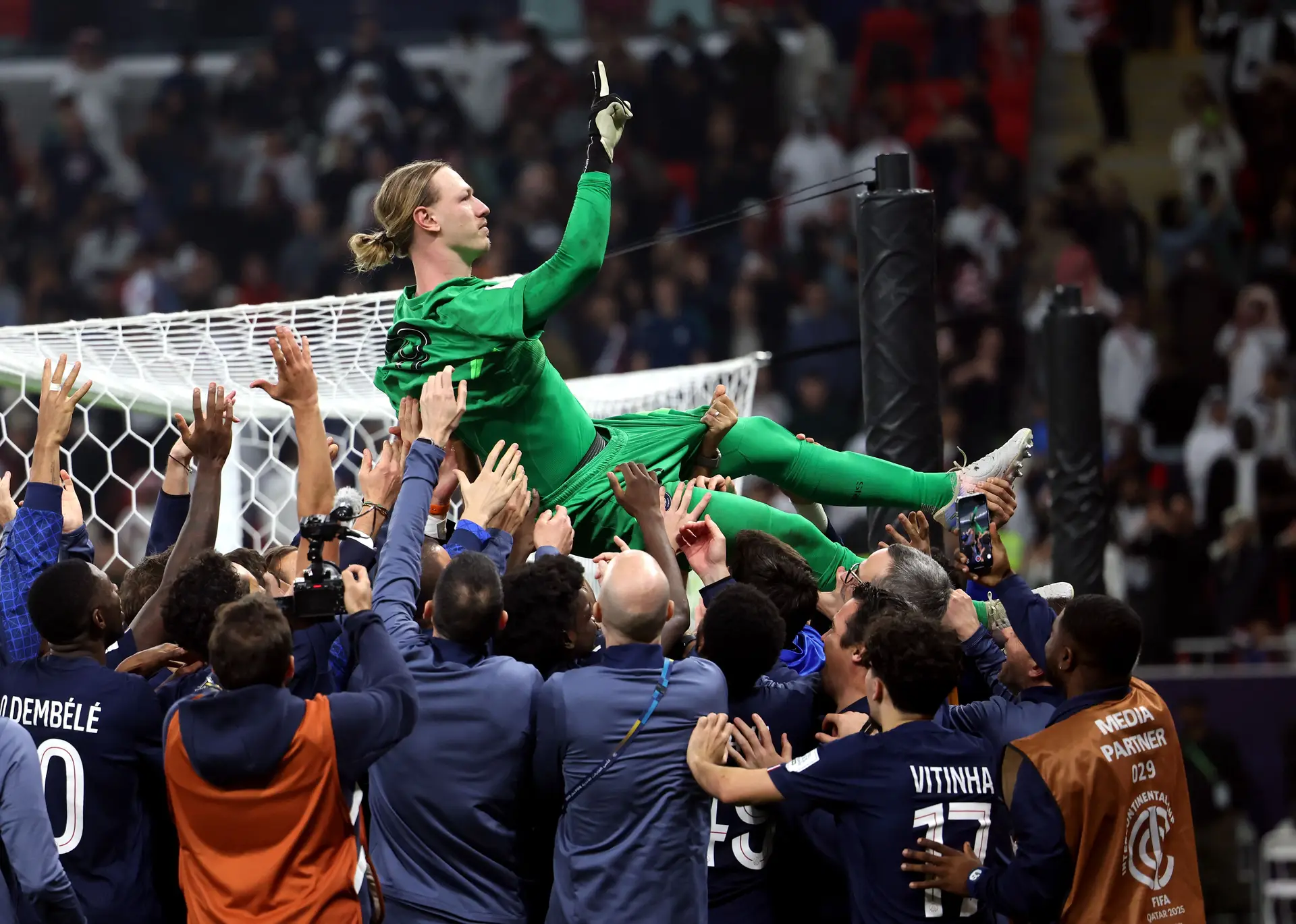 Os companheiros elevam Safonov, o herói da Intercontinental