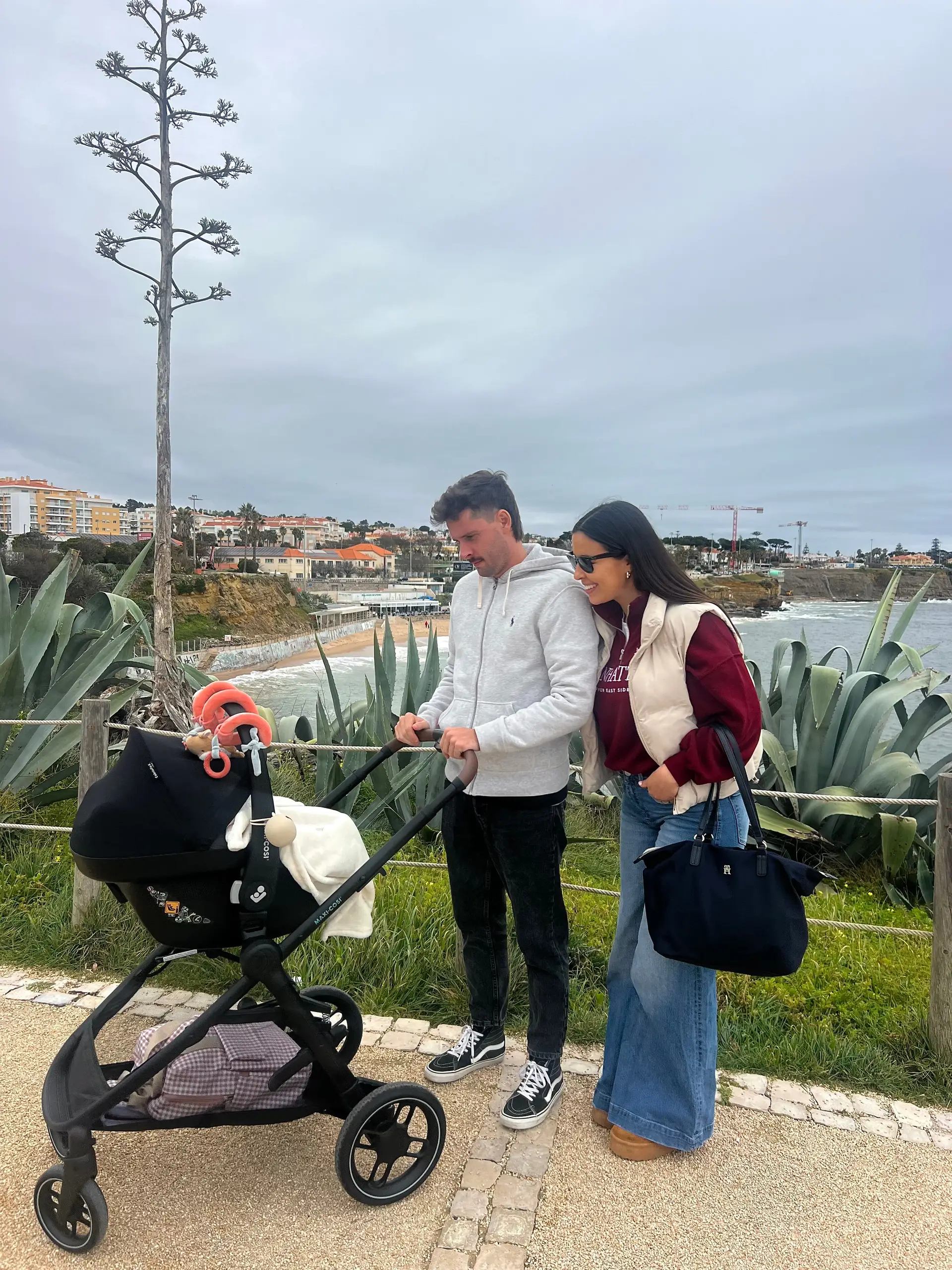 Filipe com a mulher e a filha no carrinho