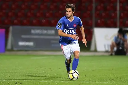 O médio durante um jogo pelo Belenenses