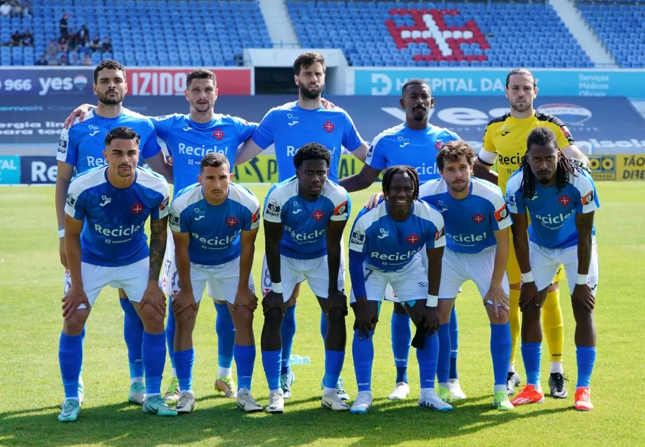 Flipe Chaby (2º em baixo à direita) com a sua equipa do Belenenses, em 2023