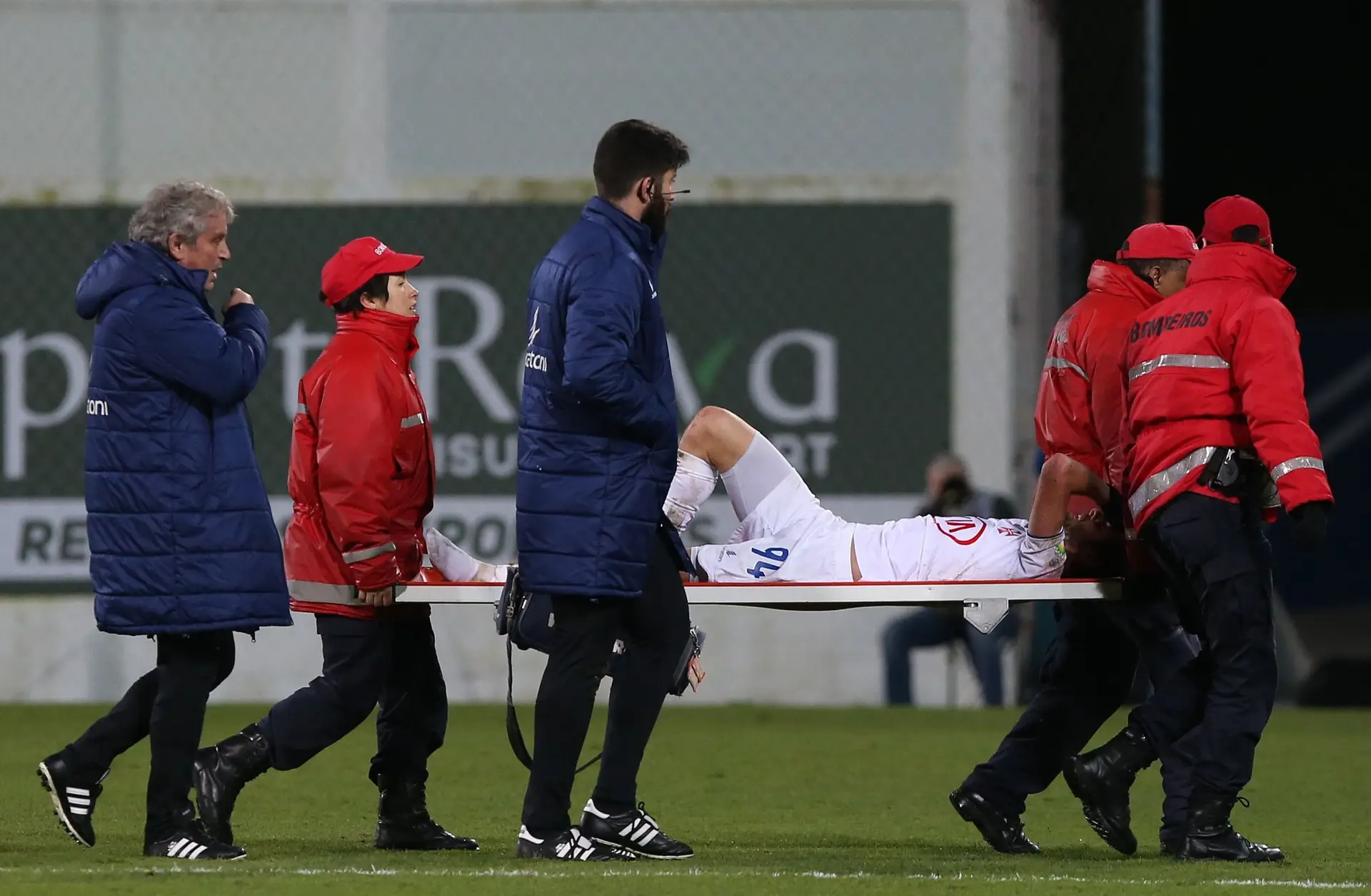 Em 2018, o médio saiu de maca após sofrer lesão num jogo entre o Belenenses e o Estoril-Praia