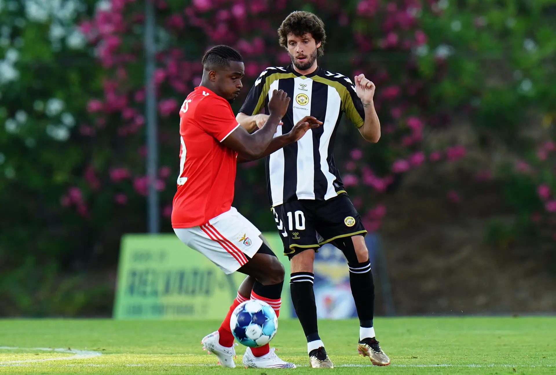 Luís Lopes, do Benfica B, e Filipe Chaby, do Nacional em jogo da II Liga, em 2021