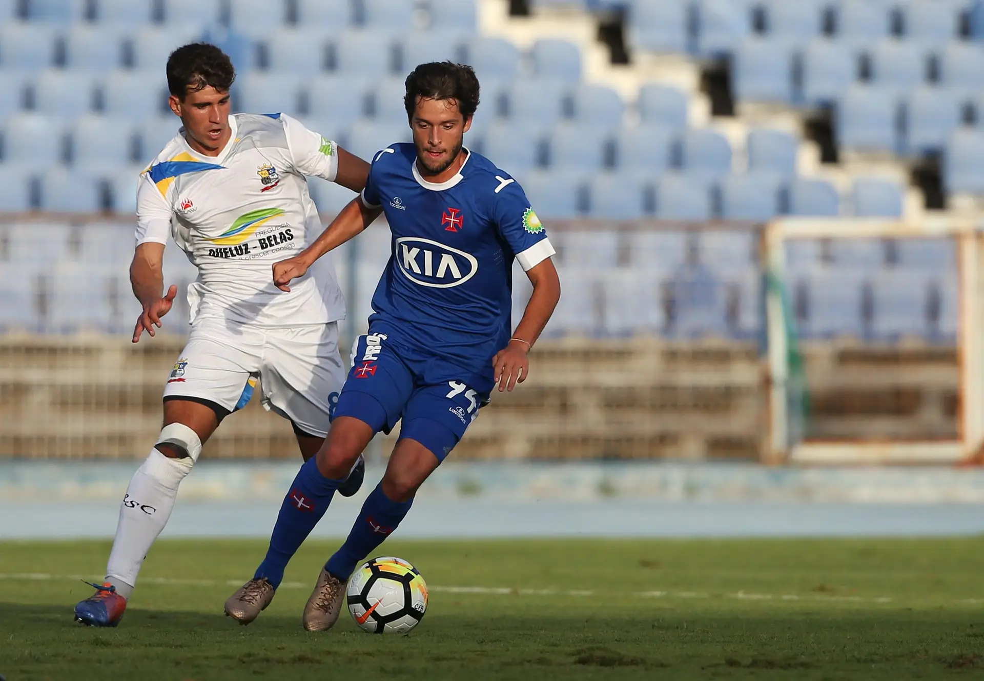 Tiago Morgado do Real SC atrás de Filipe Chaby do Belenenses, em 2017