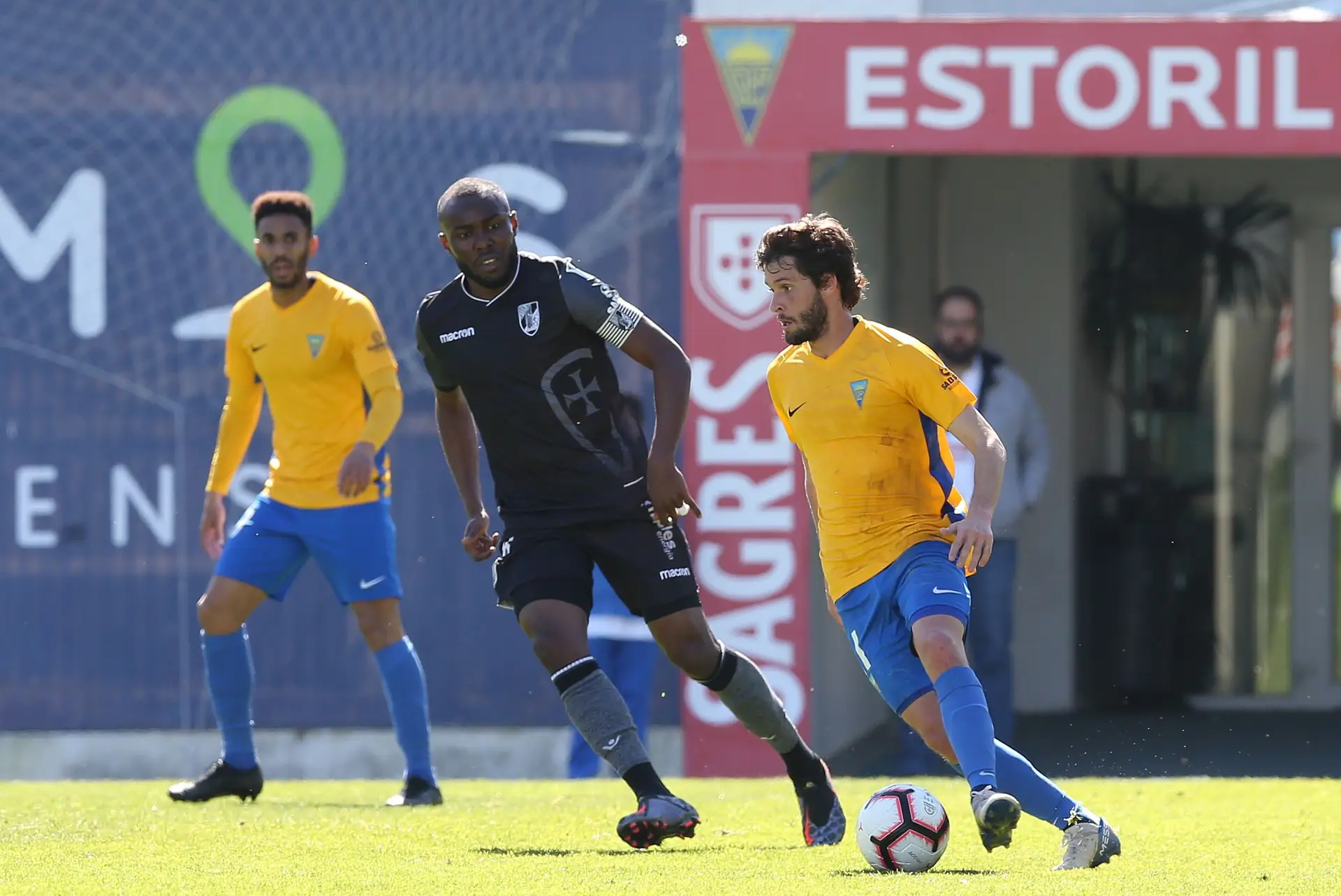 Em 2018/19, Chaby (a conduzir a bola) foi emprestado pelo Sporting ao Estoril-Praia