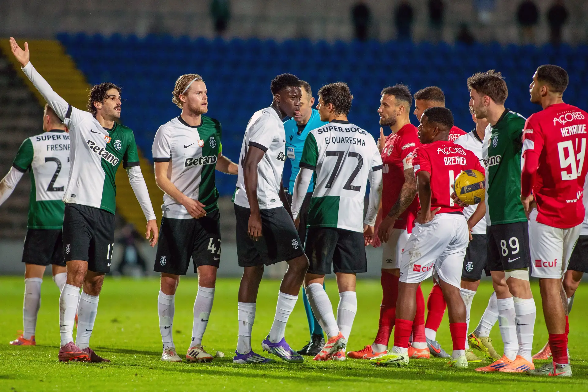 Uma das várias confusões entre jogadores que houve durante o jogo