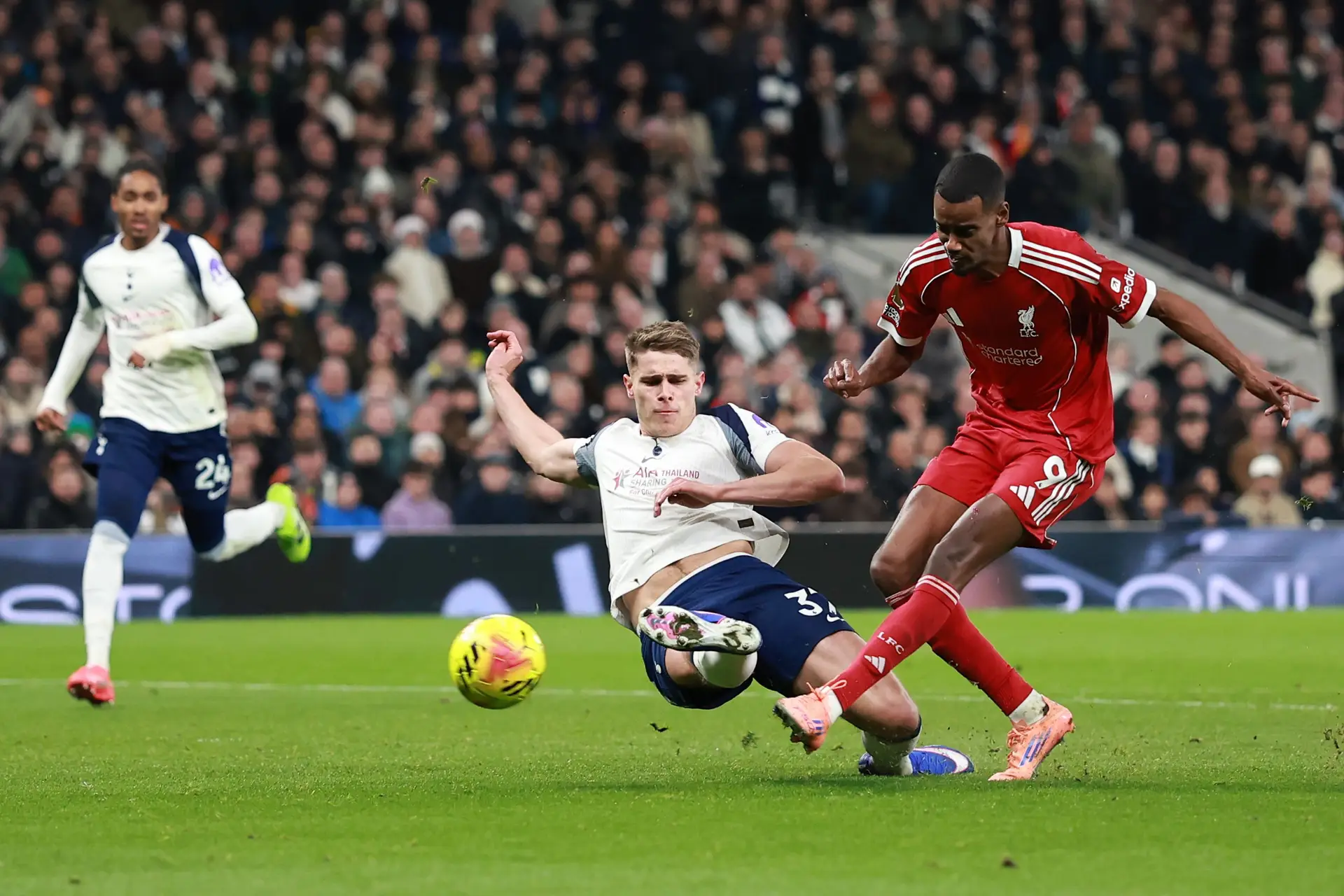 O avançado sueco a ser rasteirado pelo defesa 