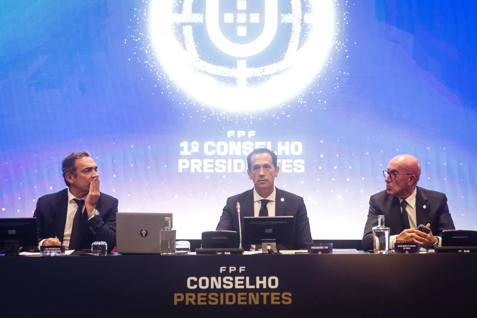 Pedro Proença, ao centro, a liderar Conselho de Presidentes da Federação