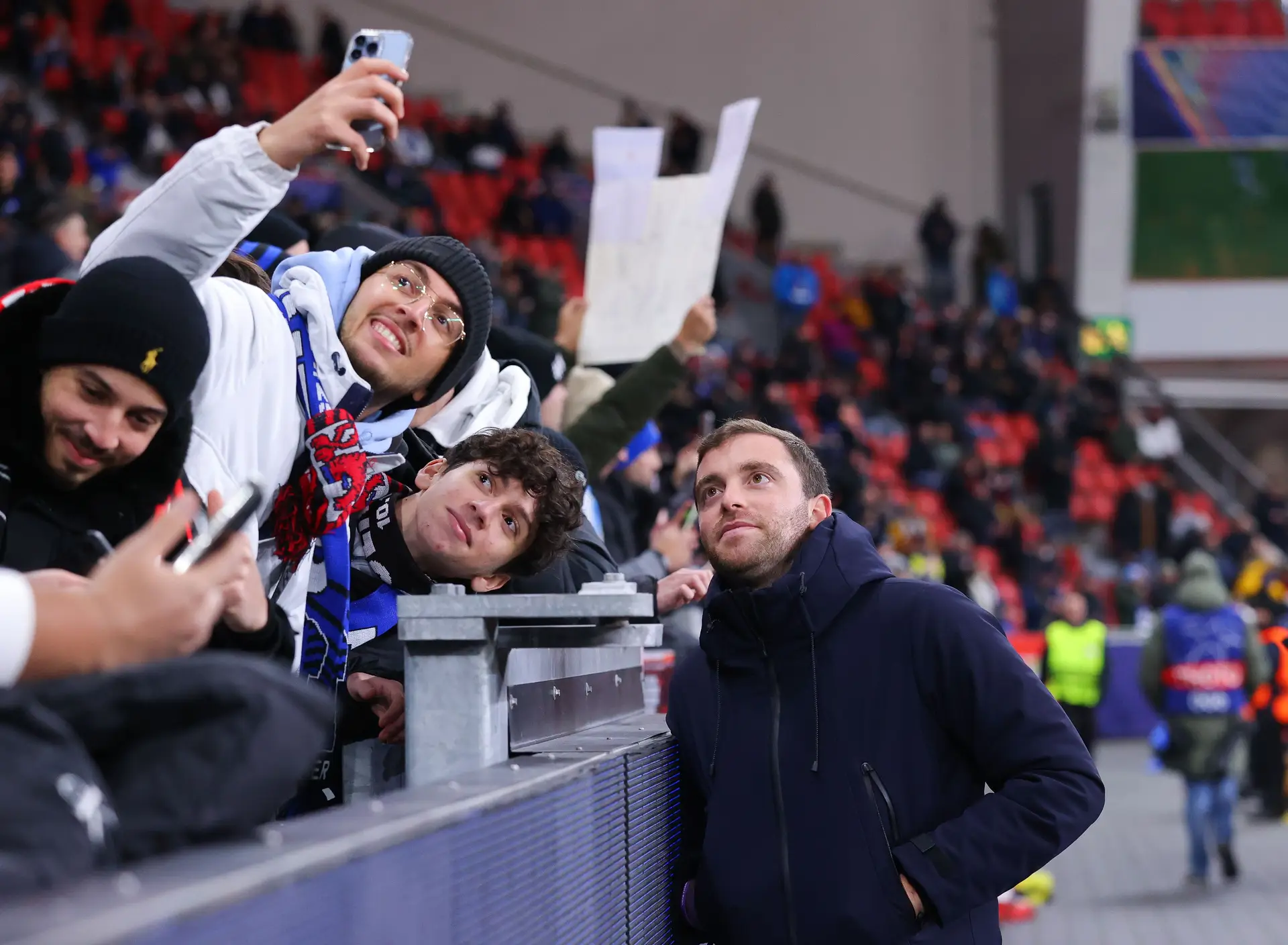 Fabrizio Romano a tirar uma fotografia com adeptos do Bayer Leverkusen, em 2024, durante um jogo contra o Inter de Milão para a Liga dos Campeões