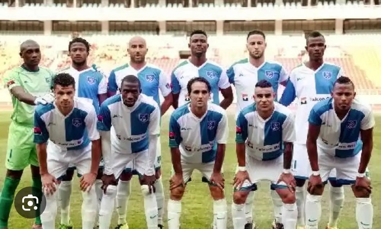 A equipa do Recreativo de Caála em que Hugo (2º atrás à direita) jogou