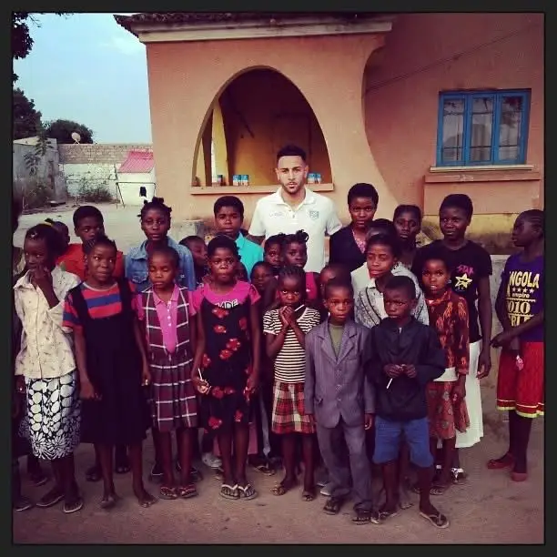 Hugo com várias crianças em Angola